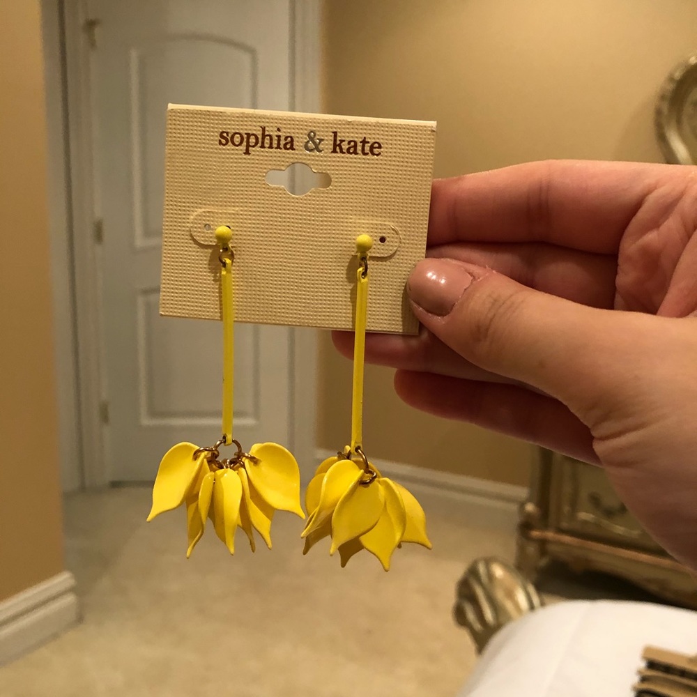 Earrings - Picture 3 of 5